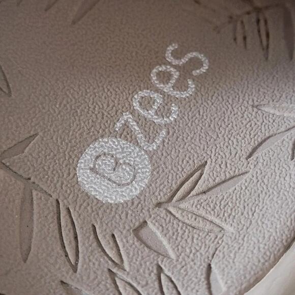 Bzees Beige Stretch Wedge Sandals Slip On Women Size 11 Cloud Technology Comfort - Picture 10 of 12